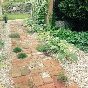 100 Garden Pathway Ideas and Inspiration - Garden Sumo #gardenpaths #gardenpathways #gardeninspiration #gardenideas